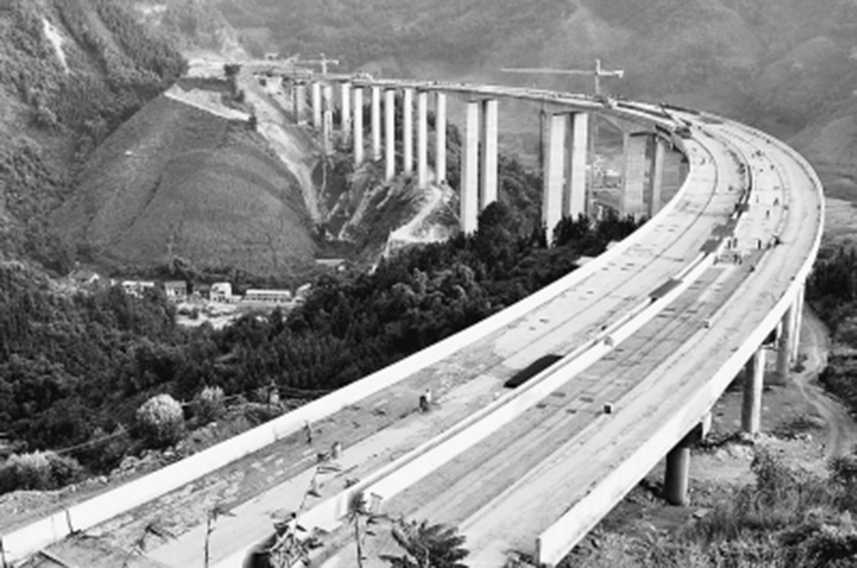 　　俯瞰建設(shè)中的拉會高架大橋，“C”字形蔚為壯觀。.jpg